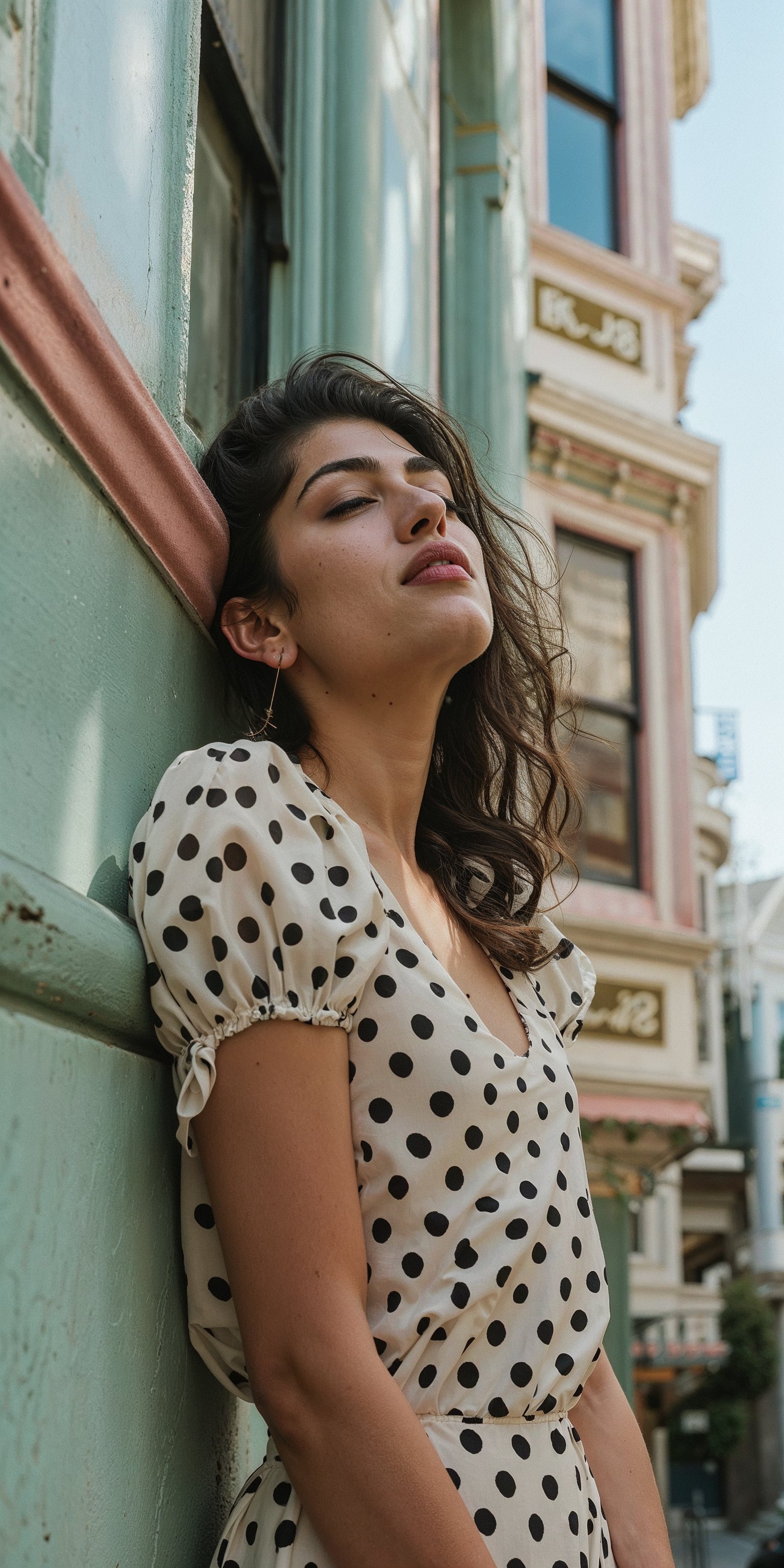 Explora la esencia de la moda urbana con esta cautivadora fotografía de una mujer estilizada con un vestido de lunares, fusionando encanto clásico y modernidad frente a una arquitectura emblemática. Perfecta para los amantes de la moda y la fotografía de calle.